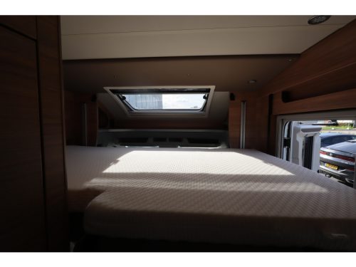 Weinsberg CaraSuite 650 MEG Single beds & pop-top roof photo: 8