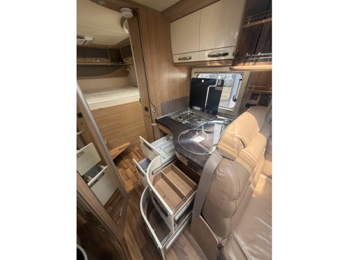 Hymer B 594 automatic 150 hp very compact camper full options dwarbed+hefbed EP levelsysteem luifel webasto standkachel dakairco 2x zonnepaneel elktr schotel tv grote garage photo: 16