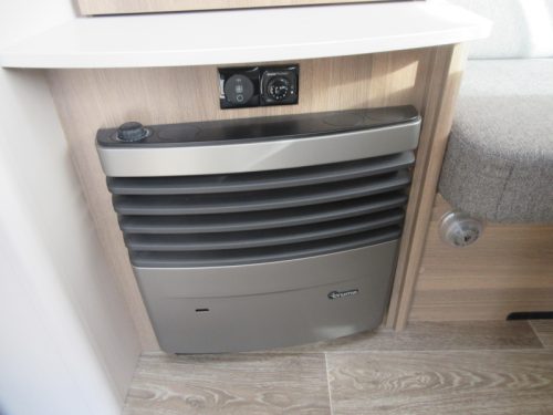 Dethleffs C'Joy Active 460 LE WITH MOVER AND AWNING photo: 13