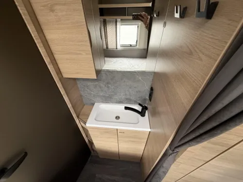 Weinsberg CaraOne Edition HOT 450 FU Franz&ouml;sisches Bett / Rundsitzgruppe  Foto: 7