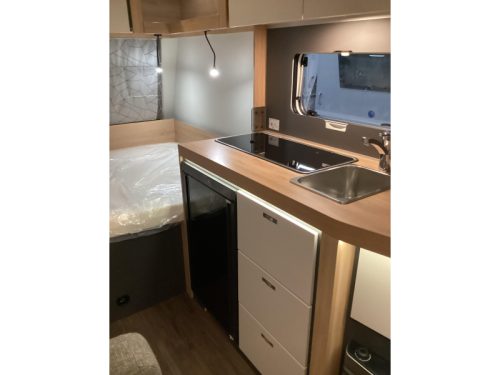 Knaus Sport 420 QD transverse bed photo: 8