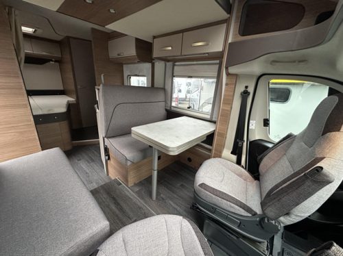 Knaus L!ve Wave 650 MF 180HP-AUTOMATIC-694CM photo: 2
