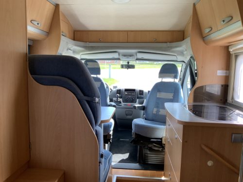 Adria Compact 2.3 MultiJ. 130 PS, Teilintegriert, franz&ouml;sisches Bett hinten, Motorklimaanlage, Anh&auml;ngerkupplung, kleiner Camper, Bj. 2009 Camp centrum on the road Marum Foto: 6