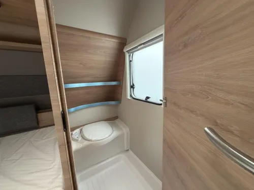 Knaus Sudwind Black Selection 540 FDK Etagenbett / Franz&ouml;sisches Bett Foto: 14
