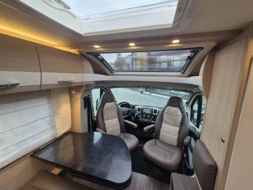 B&uuml;rstner Travel Van 690 G L&auml;ngsbetten Foto: 9