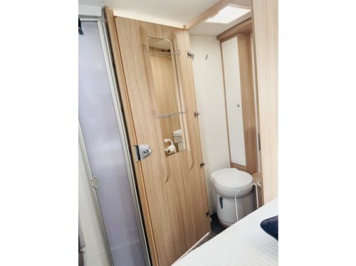 Sunlight T69L Queensbed and pop-top roof in neat condition. photo: 18
