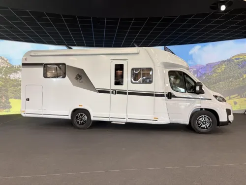 Knaus L!ve Wave 700 DX 180hp automatic /queensbed  photo: 1