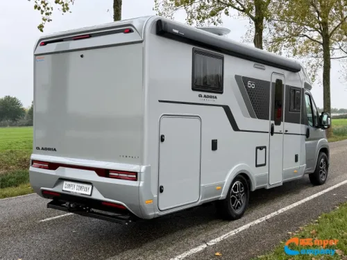 Adria Compact DL 60 years L&auml;ngsbetten | Automatik Foto: 2
