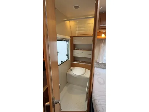 Fendt Saphir 470 TF French bed dinette toilet photo: 3