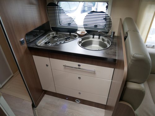 Challenger Birthday 190, Autocaravana Perfilada de 6 metros, Cama elevable foto: 8