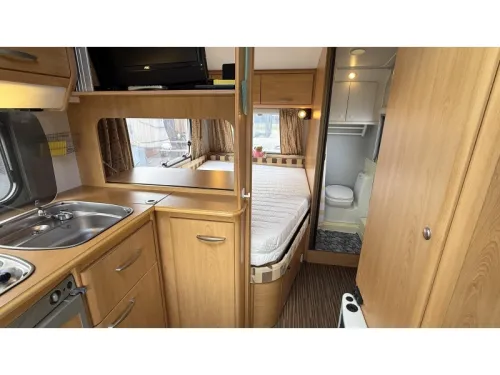 Knaus Sudwind 450 TF French bed round seating toilet photo: 7