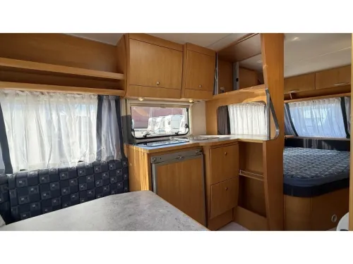 Eifelland Holiday 465 TF French bed dinette toilet photo: 3
