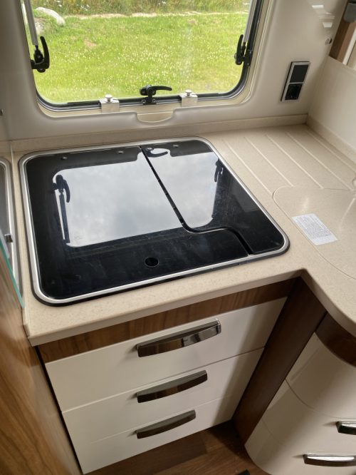 Hymer B 678 PL AUTOMATIK 3 Liter Diesel mit 177 PS, L&auml;ngsbetten & Hubbett Bj. 2016. Centrum On the Road am Noorderringweg 4 in Marum. Foto: 8