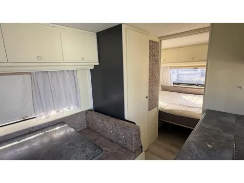 Dethleffs Camper 440 T asiento de tren cama fija aseo foto: 4