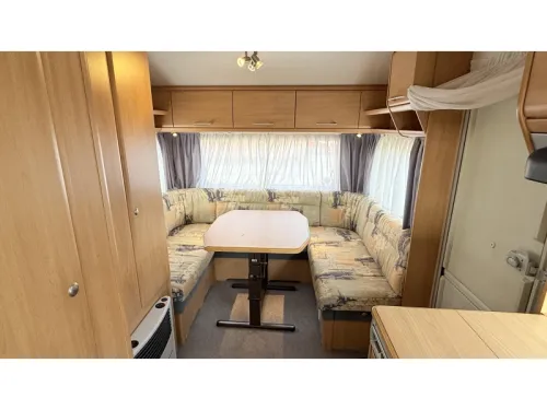 Knaus Sudwind 495 TK habitaci&oacute;n infantil con asientos redondos foto: 2