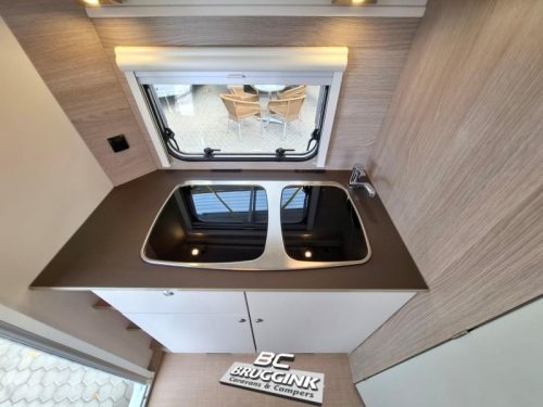 B&uuml;rstner Premio Life 425 TS Transverse bed MOVER Awning photo: 4