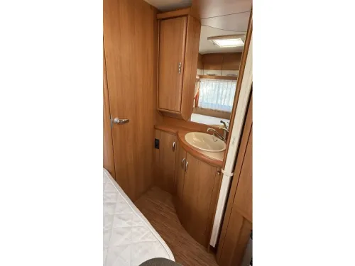 Hobby Excellent 495 UFE French bed dinette toilet photo: 12