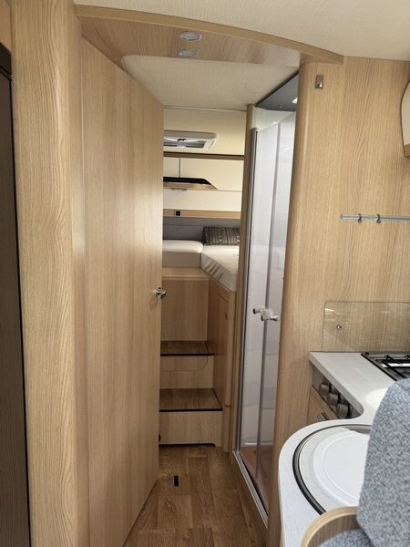 Hymer B MC I 680 &eacute;quip&eacute; d'un puissant Mercedes 9 G Tronic 170 ch AUTOMATIQUE lits jumeaux + lit pavillon (56  photo : 42