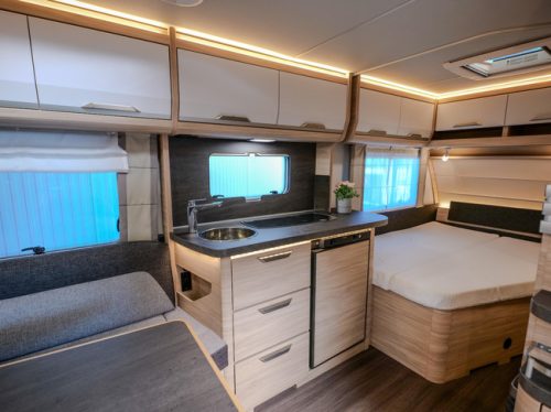 Knaus Sudwind 450 FU ROUND SEATING, MOVER, AWNING photo: 11