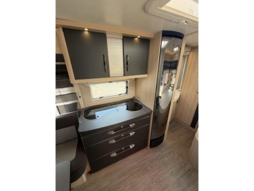 Hobby De Luxe Edition 460 UFE Including Awning and Mover photo: 12