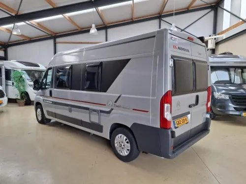 Adria Twin 600 SPT 130PS Querbett Klimaanlage Foto: 2