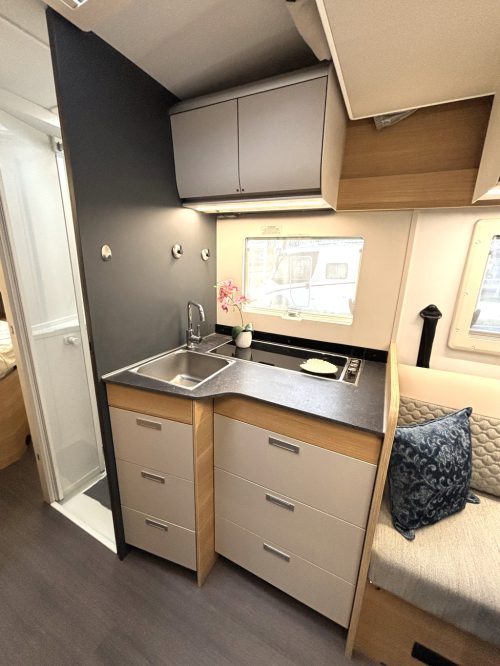 Adria Matrix 650 DC CAMA QUEEN + CAMA ABATIBLE + CARA A CARA 2023 foto: 7