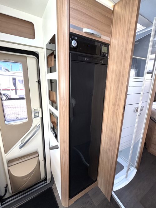 Adria Matrix Plus 670DC QUEENSBED + POP-TOP ROOF + FACE TO FACE photo: 8
