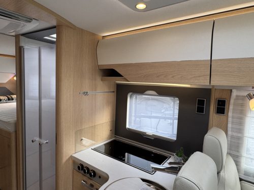 Hymer BMC-I 680 BLACK LINE 170 hp AUTOMATIC 9-Speed 4-Person Euro6 Mercedes-Benz Sprinter **Single beds/4 seats/4 berths photo: 14