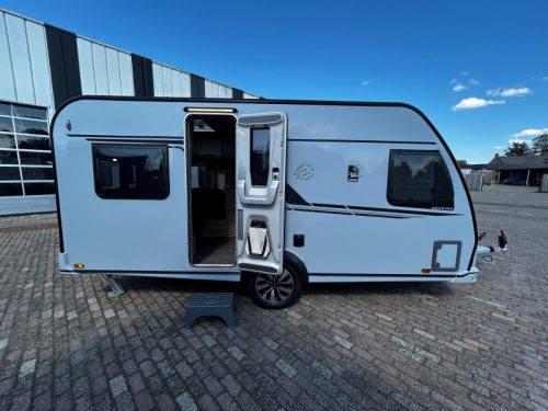 Knaus Sudwind Black Selection 450 FU Temporary Special Offer Package photo: 1