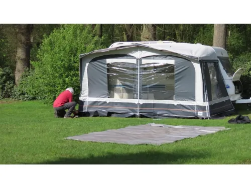 Hobby De Luxe 400 SB dinette fixed bed toilet photo: 15
