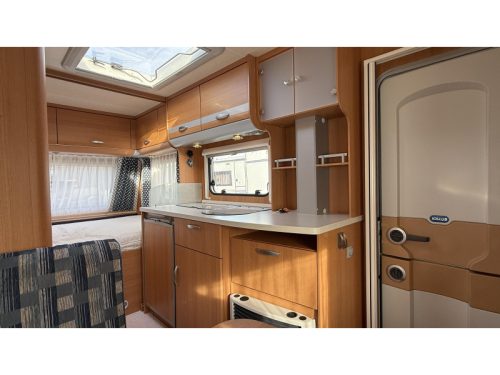 Knaus Sport 420 QD dinette fixed bed toilet photo: 7