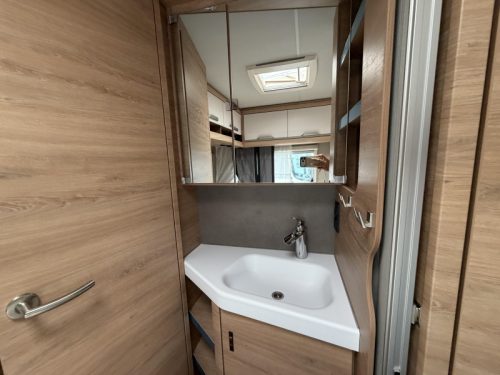 Knaus Sudwind Black Selection 540 FDK Etagenbett / Franz&ouml;sisches Bett Foto: 13