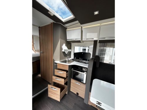 Adria Matrix Plus 670 DC TV & Satellit, Bankklimaanlage Foto: 9