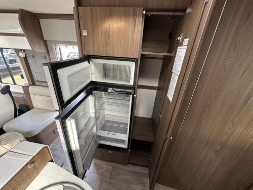 Hymer BML-I 780 OVERHEAD CUPBOARDS INSTEAD OF LIFT BED! photo: 13