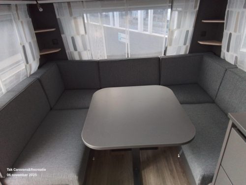 Fendt Apero 465 SFB central kitchen and French bed photo: 2