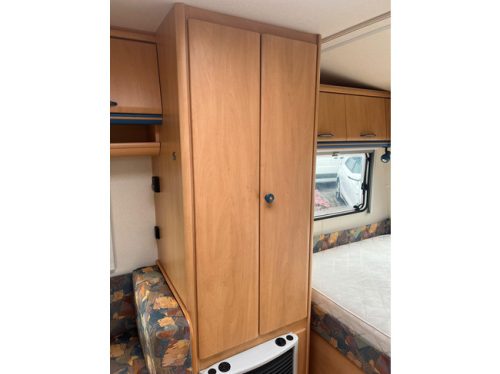 Hobby De Luxe 400 SF | Awning | Bike rack | Mover Semi Automatic | Fixed bed | Dinette (Train seat) | Tempo 100 | Shock absorbers photo: 14