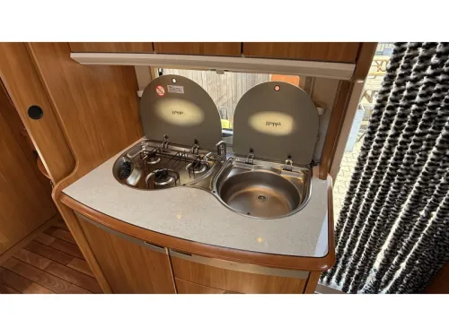 Hobby Excellent 410 SFE French bed train seat toilet photo: 7