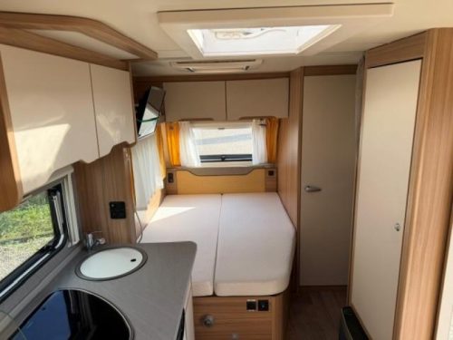 Weinsberg CaraTwo 450 FU mover awning French bed photo: 9