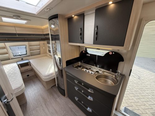 Hobby De Luxe Edition 495 UL 2 BERTHS MOVER AWNING TOP  photo: 13