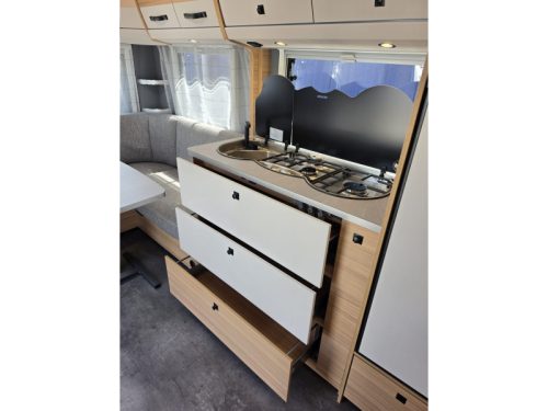 Dethleffs Summer Edition 470 FR U-shaped dinette, French bed photo: 8