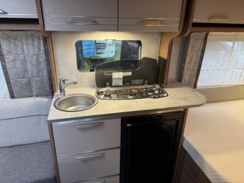 Knaus Sport 450 FU Franz&ouml;sisches Bett Sackmarkise Foto: 11