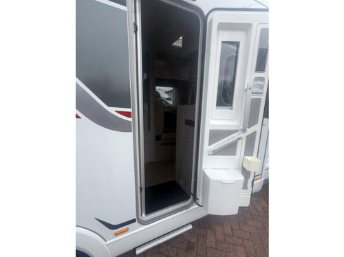 B&uuml;rstner Lineo T 700 Active Euro 6 130 hp only 2,287 miles Queensbed air conditioning large garage flyscreen door camera apple carplay remis plisse photo: 3