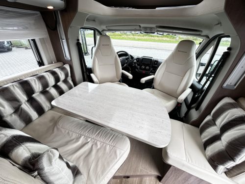 B&uuml;rstner Ixeo IT 700 Queen bed/pop-top roof/39,000km photo: 8