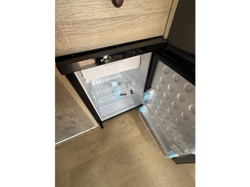 Renault traffic bus camper professionally converted pop-top air conditioning cruise control 2 berths awning Thule photo: 13