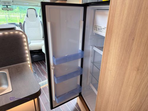 Knaus Sky TI 700 MX Queensbett Niveauregulierung Foto: 8
