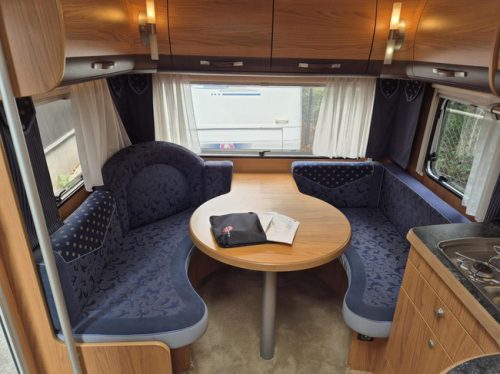 B&uuml;rstner 525 TS Belcanto Queens bed small awning photo: 8