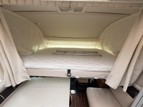 McLouis Nevis 880 G 150HP French bed Automatic photo: 13