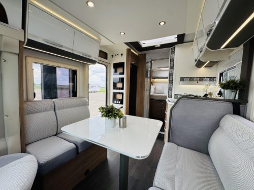 Adria Matrix Plus 670 DC Queensbed Hubbett Wechselrichter Foto: 9