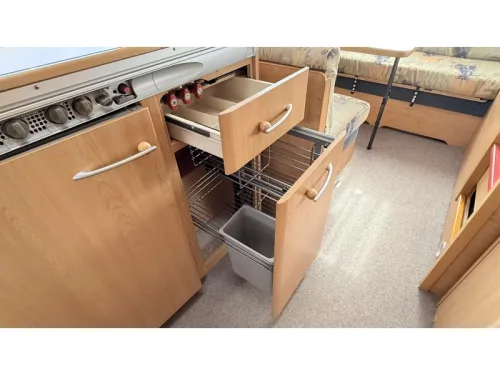 Knaus Sudwind 495 TK habitaci&oacute;n infantil con asientos redondos foto: 9