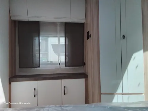 Hobby De Luxe 495 WFB with separate shower and toilet photo: 8